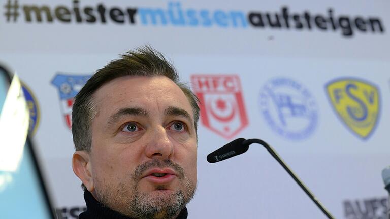 Daniel Meyer, Sportdirektor des Halleschen FC, stellte bei einer Pressekonferenz in Chemnitz zusammen mit Vertretern von vier anderen Klubs aus der Regionalliga Nordost die Ideen zur Reform der Aufstiegsregelung vor. Daniel Meyer, Sportdirektor des Halleschen FC, stellte bei einer Pressekonferenz in Chemnitz zusammen mit Vertretern von vier anderen Klubs aus der Regionalliga Nordost die Ideen zur Reform der Aufstiegsregelung vor.