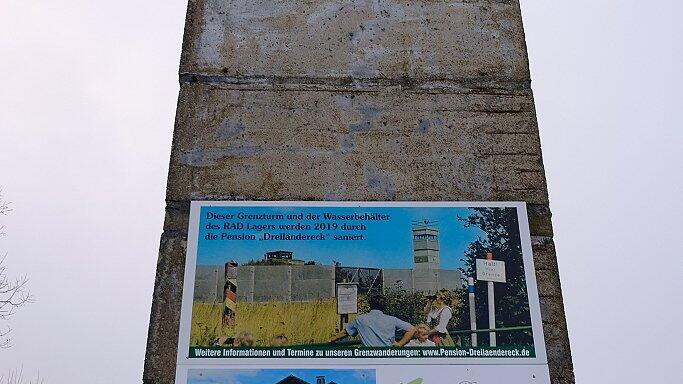 Jens Graf, Pensionsbetreiber aus Birx in Thüringen, hat den alten Grenzturm erworben. Mit einem Plakat kündigt er die Sanierung des Mahnmals an. Foto Gerhard Fischer