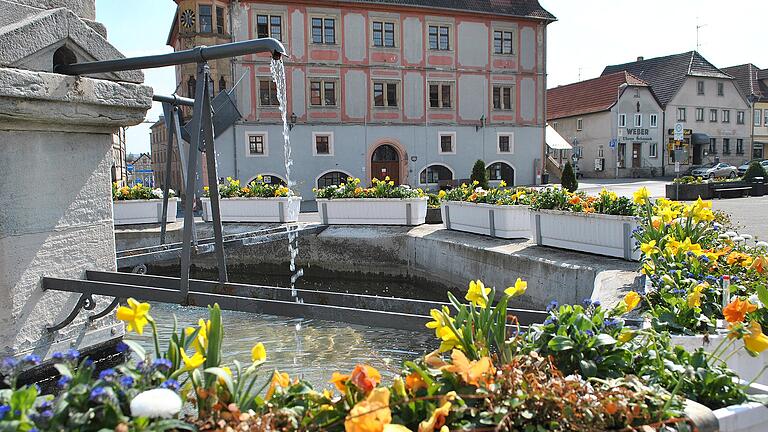 Damit das innen renovierte und barrierefrei gestaltete Rathaus auch außen bald wieder in altem Glanz erstrahlt, wurde das Anbringen von Teststreifen bezüglich der Steinrestaurierung vom Stadtrat beschlossen.