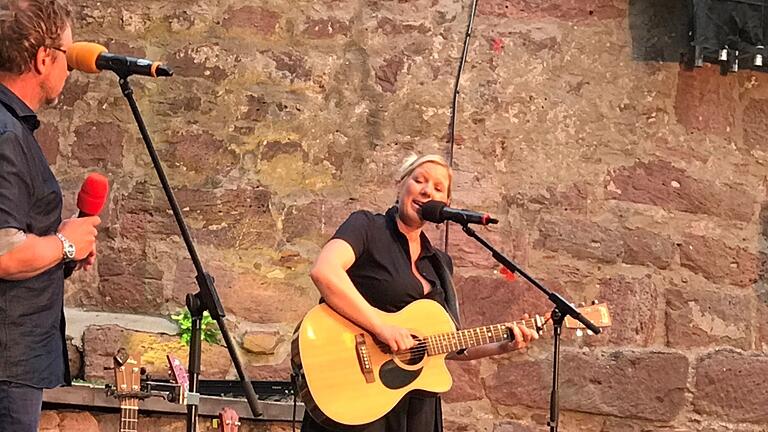 Claudia Koreck und Gunnar Graewert beim Konzert auf der Scherenburg.