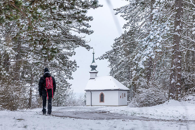 Das Erlabrunner Käppele 'Maria Hilf' ist eine kleine Wallfahrtskapelle auf dem Volkenberg bei Erlabrunn, die heute am Rand des größten Schwarzkiefernwaldes Deutschlands steht. Das Erlabrunner Käppele 'Maria Hilf' ist eine kleine Wallfahrtskapelle auf dem Volkenberg bei Erlabrunn, die heute am Rand des größten Schwarzkiefernwaldes Deutschlands steht.