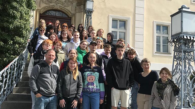 Die Gruppe vor dem historischen Schloss der Familie von Moltke.