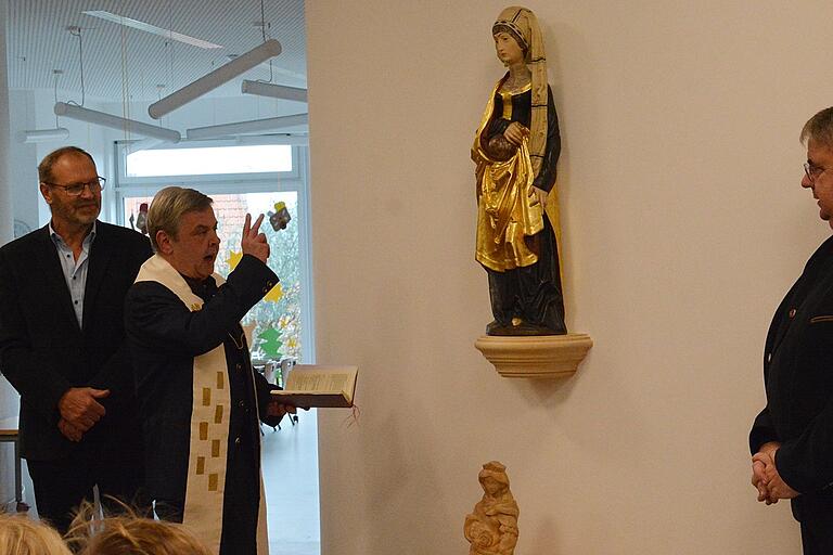 Pfarrer Andreas Hutzler segnete die neue Figur der Heiligen Elisabeth im Kindergarten Elisabeth in Salz.