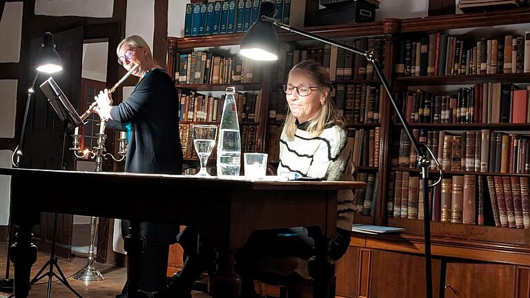 Das Foto zeigt Prof. Christina Fassbender (Flöte) und Ellen Blümm (Gedichte und Prosa).