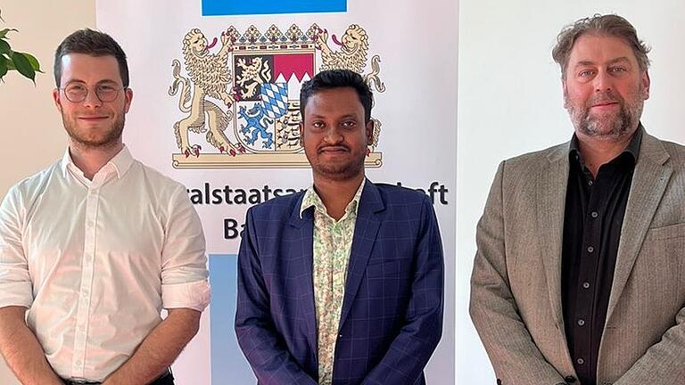 Kronzeuge gegen internationale Finanzbetrüger: Salam A. aus Bangladesch. Der aus Würzburg stammende Oberstaatsanwalt Markus Küstner (rechts) und sein Kollege Michael Hennemann (links) holten ihn zu Vernehmungen nach Bamberg an die Zentralstelle Cybercrime in Bayern (ZCB).