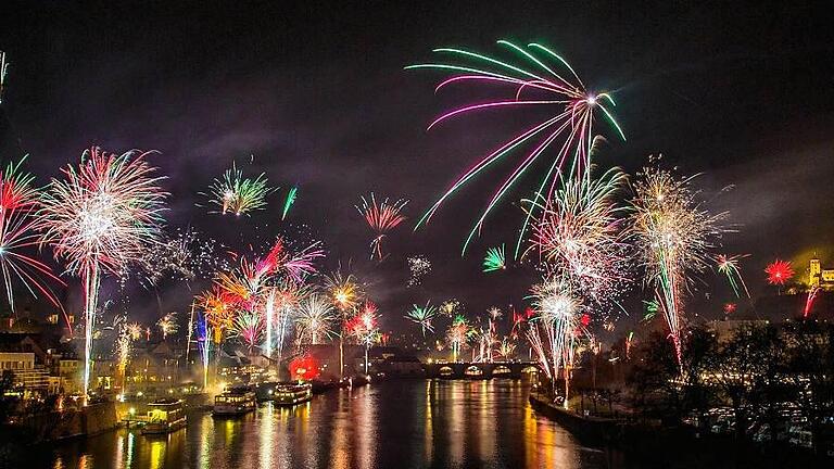 Farbenfrohes Schauspiel: In Würzburg hoffen Behörden, Rettungsdienste und Feiernde wieder auf eine unfallfreie Silvesternacht.