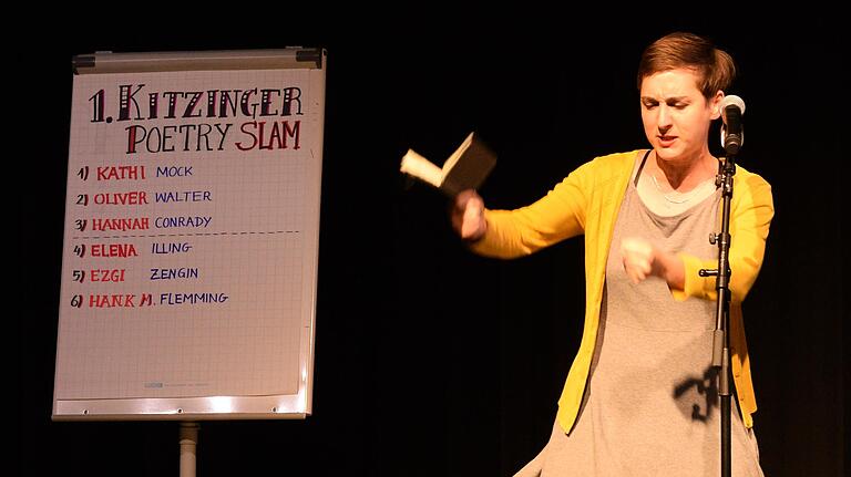 Die Autorin Kathi Mock mit ihrem Wutgedicht beim 1. Kitzinger Poetry Slam. Die Autorin Kathi Mock mit ihrem Wutgedicht beim 1. Kitzinger Poetry Slam.