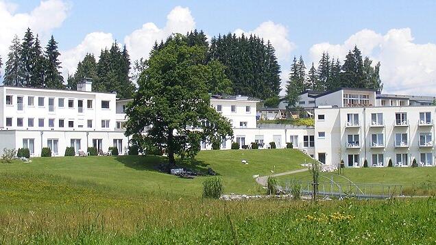 Die Panorama-Fachkliniken in Scheidegg im Allgäu liegen idyllisch am Berg. Sie teilen sich auf in ein Akutkrankenhaus und die Privatklinik Hubertus. Die Panorama-Fachkliniken in Scheidegg im Allgäu liegen idyllisch am Berg. Sie teilen sich auf in ein Akutkrankenhaus und die Privatklinik Hubertus.