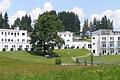 Die Panorama-Fachkliniken in Scheidegg im Allgäu liegen idyllisch am Berg. Sie teilen sich auf in ein Akutkrankenhaus und die Privatklinik Hubertus.