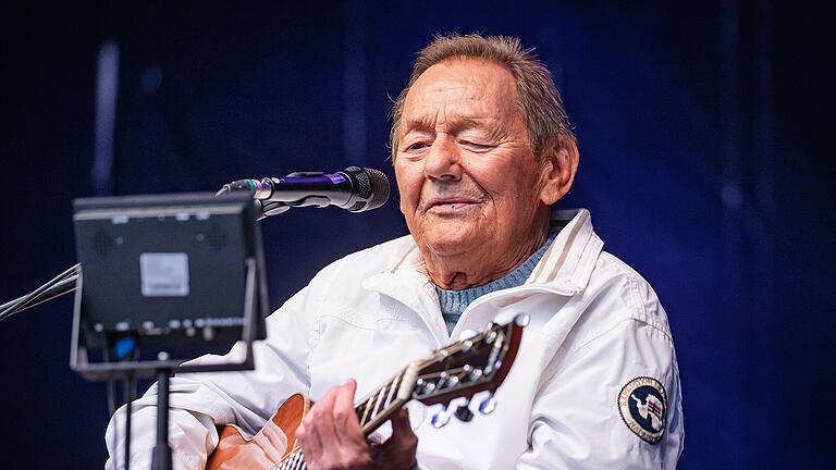 Wolfgang Ambros begeistert mit seinem Programm 'Volume VI' am Mittwoch 03.07.24 das Publikum bei den Kulturtagen auf Gut Wöllried in Rottendorf.