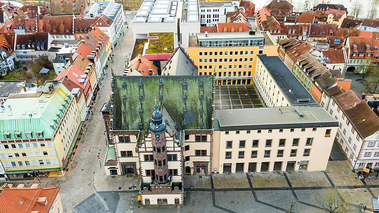 Schon der Blick aus der Luft auf das alte und das neue Rathaus am Marktplatz zeigt, dass in der&nbsp; Stadtverwaltung viele Menschen für die Bürger arbeiten, insgesamt rund 1100.