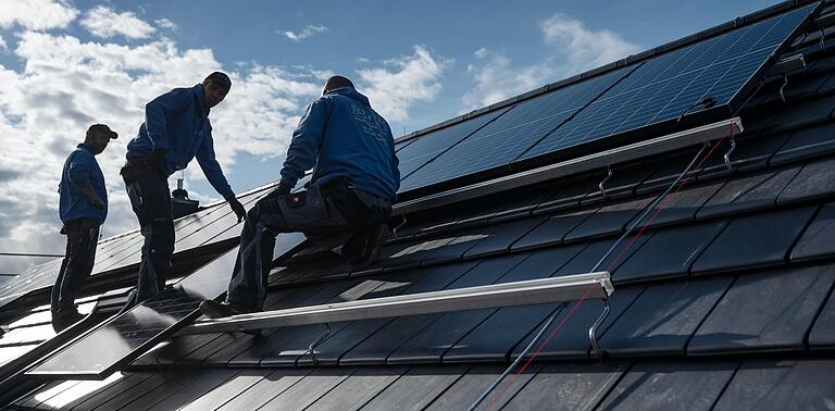 Der Klassiker: Solarmodule auf Hausdächern. Ihr Strom kann entweder komplett ins öffentliche Netz eingespeist oder teilweise direkt im Haus verbraucht werden.