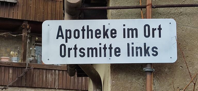 Das Hinweisschild 'Apotheke im Ort' in der Ochsenfurter Straße kann hängen bleiben. Voraussichtlich zum 1. September soll wieder eine Apotheke in Sommerhausen öffnen. Das Hinweisschild 'Apotheke im Ort' in der Ochsenfurter Straße kann hängen bleiben. Voraussichtlich zum 1. September soll wieder eine Apotheke in Sommerhausen öffnen.