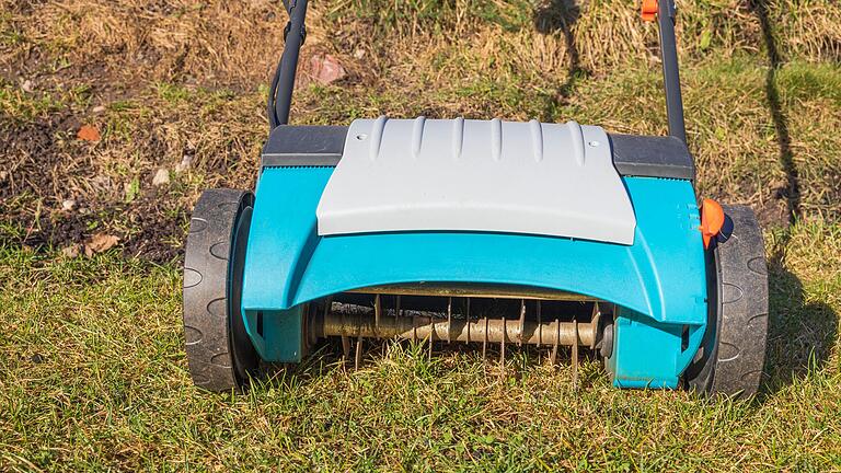 Das Vertikutieren kann auch mit einem elektrischen Rasenlüfter erfolgen.