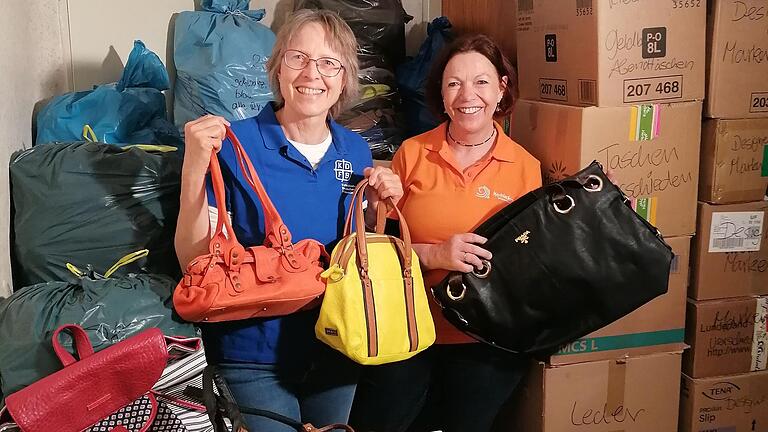 Rita Geyer-Schneider (Vorsitzende des KDFB Wiesentheid) und Helma Schug (Vorsitzende des Weltladens Wiesentheid) beim Sortieren der Taschen.