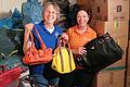 Rita Geyer-Schneider (Vorsitzende des KDFB Wiesentheid) und Helma Schug (Vorsitzende des Weltladens Wiesentheid) beim Sortieren der Taschen.