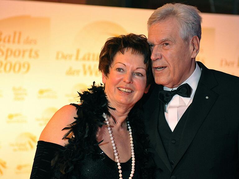 Michael Glos 2009 mit Ehefrau Ilse beim Ball des Sports in Wiesbaden.