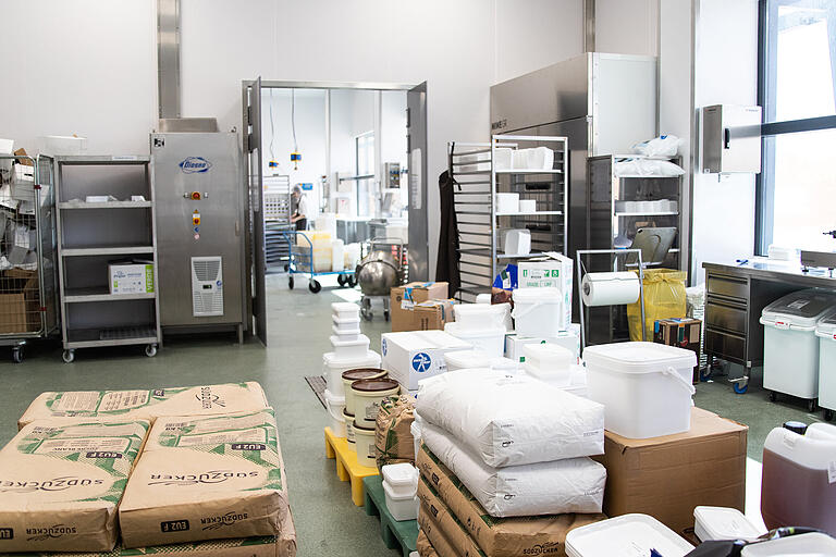 Auf Paletten liegen schon die Zutaten bereit, die am nächsten Tag verbacken und verkocht werden. Auf Paletten liegen schon die Zutaten bereit, die am nächsten Tag verbacken und verkocht werden. 