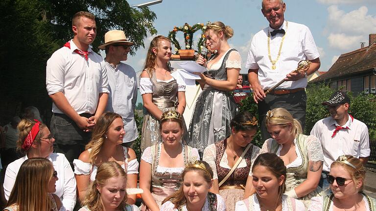 Flankiert von vielen Hofstaats-Majestäten, reichte Ina Semmler (Zweite von rechts) das Zepter und die Krone der Siedlerkönigin an Fabienne Lampert (links daneben) weiter. Lob für die Majestäten kam von (weiter von links) Siedler-Knörz-Vorsitzender Michael Neubert, Hofrat Walter Vierrether und Oberbürgermeister Siegfried Müller.