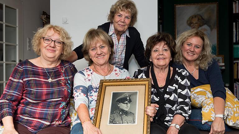 Vier Schwestern und eine Nichte mit dem Bild des gefallenen Johann Wittgruber (von links): Gertie Klafke, Hilde God, Helga Schwing, Martina Ulmer. Hinten: Inge Kaiser-Strieder.