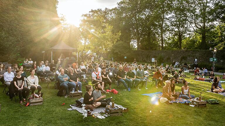 Für Mathias Wiedemann sind alle, die im Coronajahr 2021 Live-Kultur ermöglichten (hier das Würzburger Kulturpicknick), Kulturmenschen des Jahres.