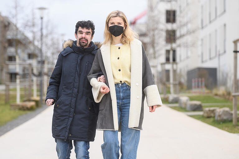 Die Studentin Amelie Hildebrand geht mit Jan am Hubland in Würzburg spazieren. Jan lebt in einer Wohngruppe der Lebenshilfe, Amelie verbringt regelmäßig ehrenamtlich Zeit mit ihm.