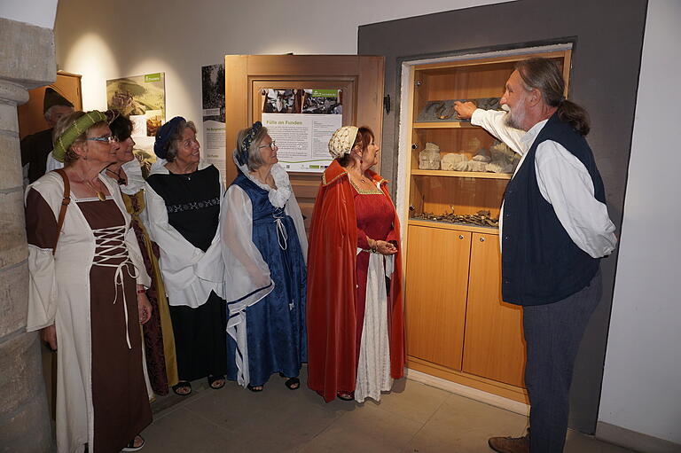 Burgenforscher Dr. Joachim Zeune erklärt den Burgdamen die Schatzkammer. Von links: Roswitha Werner, Thea Dinkel, Traudl Niederreuther und Sonja Schrenk.