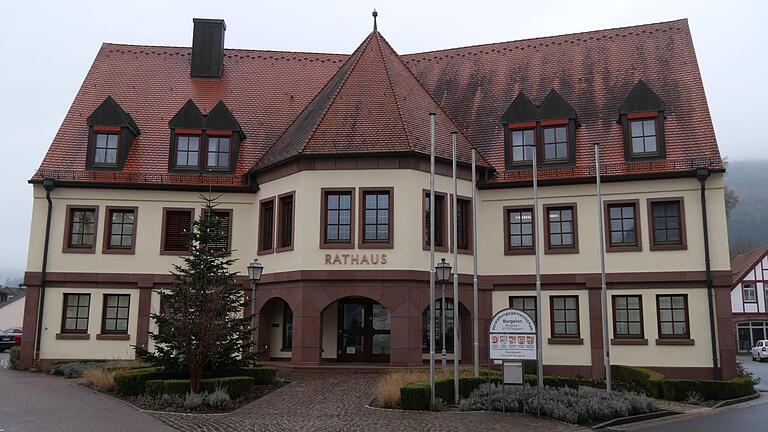 Seit 30 Jahren befindet sich die Schaltzentrale der Verwaltungsgemeinschaft Burgsinn in diesem schmucken Gebäude am Burgweg.