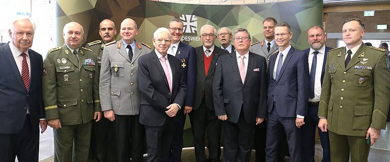 Erinnerungsfoto des Divisionskommandeurs (Vierter von links) bei seinem letzten Neujahrsempfang in Veitshöchheim.&nbsp;