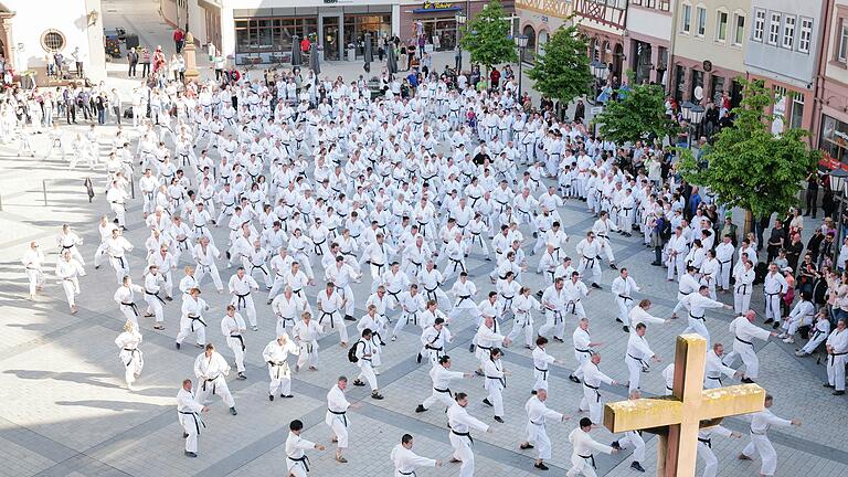 Der Marktplatz mit rund 800 Sportlerinnen und Sportlern beim sogenannten Karate-Flashmob