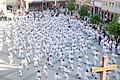 Der Marktplatz mit rund 800 Sportlerinnen und Sportlern beim sogenannten Karate-Flashmob