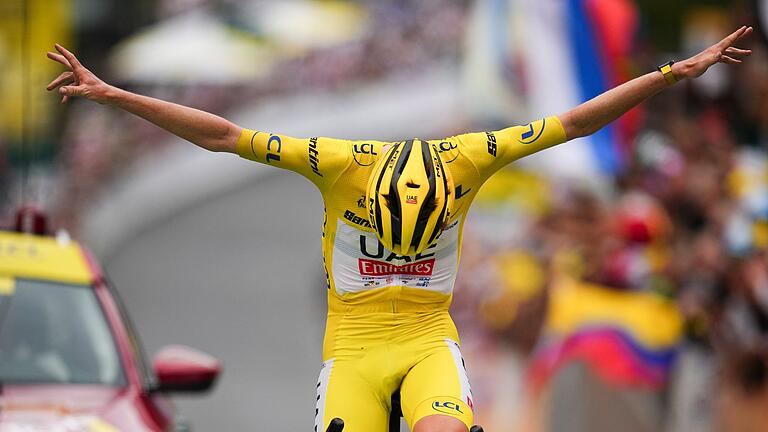 Tour de France - 19. Etappe       -  Der Slowene Tadej Pogacar jubelt im Gelben Trikot des Gesamtführenden über seinen Etappensieg.