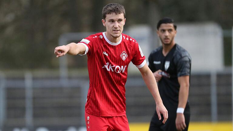 Seine Suspendierung gibt weiterhin Rätsel auf. In Aubstadt fehlte Maximilian Zaiser in der Kickers-Aufstellung. Nun steht das Auswärtsspiel in Ansbach auf dem Programm. Seine Suspendierung gibt weiterhin Rätsel auf. In Aubstadt fehlte Maximilian Zaiser in der Kickers-Aufstellung. Nun steht das Auswärtsspiel in Ansbach auf dem Programm.