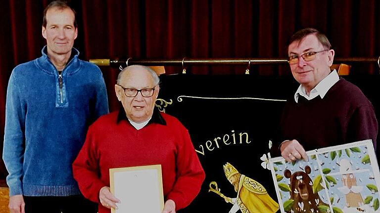 Kreisvorsitzender Jürgen Schubert (links) und Peter Kirchner, Vorsitzender des Imkervereins Kirchlauter und Umgebung (rechts), zeichneten Werner Heckelmann mit der Urkunde in Gold des Imkerbundes aus.