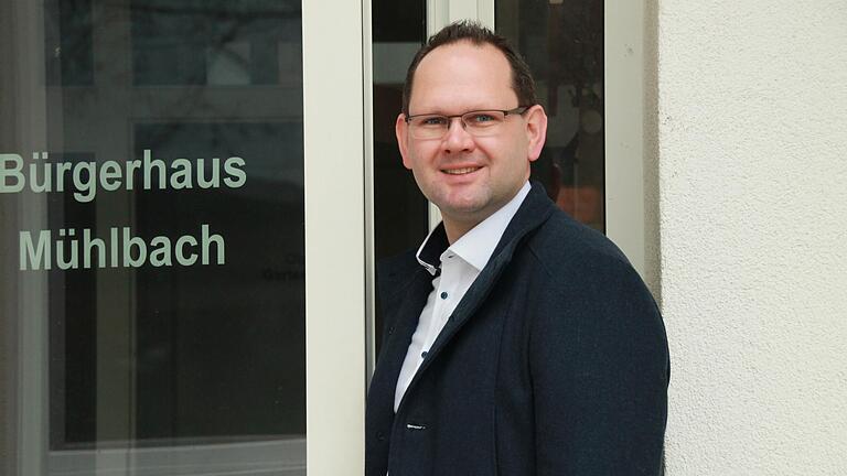 Michael Hombach, Karlstadter Bürgermeisterkandidat der CSU, am Bürgerhaus Mühlbach.