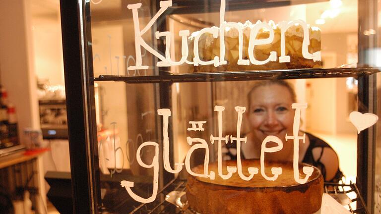 Kuchen glättet Falten, verspricht Dunja Gilmore in ihrem 'Café Auszeit' in der Altstadt von Bad Königshofen.&nbsp;