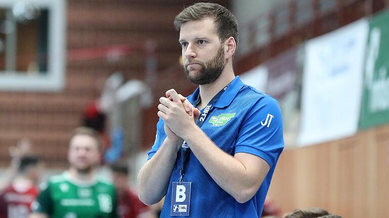 Julian Thomann, Trainers des Handball-Zweitligisten DJK Rimpar Wölfe hofft, dass er nach seiner Corona-Infektion beim Gastspiel in Rostock wieder an der Seitenlinie stehen wird.