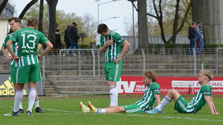 Niedergeschlagen: die Schweinfurter Spieler (von links) Florian Pieper, Kristian Böhnlein, Kevin Fery, David Grözinger und Marco Zietsch.