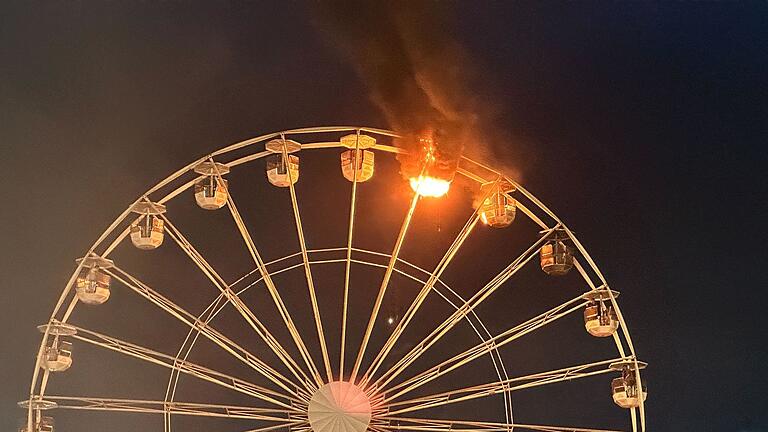 Highfield Festival - Riesenrad brennt - Zwei Gondeln des Riesenrads wurden komplett zerstört. Highfield Festival - Riesenrad brennt - Zwei Gondeln des Riesenrads wurden komplett zerstört.