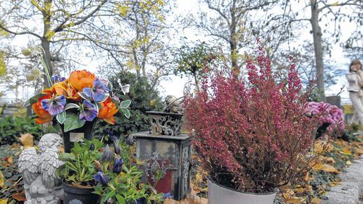 Urnengräber auf dem Würzburger Hauptfriedhof; geplant waren diese 
ursprünglich eigentlich ohne weitere 
Gaben auf den Namensplatten.