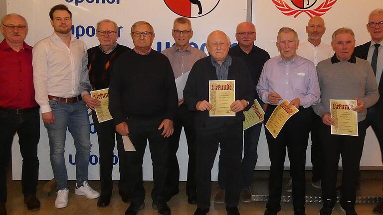 Für ihre langjährige Vereinszugehörigkeit zum FC Haßfurt wurden insgesamt 36 Mitglieder geehrt. Zum Gruppenfoto formierten sich hier die Anwesenden (von links): Richard Koppitz (Vorstand Verwaltung), Daniel Polreich (Vorstand Liegenschaften), Rudolf Reschke (50 Jahre Vereinszugehörigkeit), Willi Müller aus Wülflingen (70 Jahre), Wolfgang Heusinger (40 Jahre), Willi Müller aus Haßfurt (70 Jahre), Klaus Will (60 Jahre), Hermann Bayer (40 Jahre), Markus Wlacil (Vorstand Sport), Georg Baier (50 Jahre) und Bürgermeister Günther Werner. Für ihre langjährige Vereinszugehörigkeit zum FC Haßfurt wurden insgesamt 36 Mitglieder geehrt. Zum Gruppenfoto formierten sich hier die Anwesenden (von links): Richard Koppitz (Vorstand Verwaltung), Daniel Polreich (Vorstand Liegenschaften), Rudolf Reschke (50 Jahre Vereinszugehörigkeit), Willi Müller aus Wülflingen (70 Jahre), Wolfgang Heusinger (40 Jahre), Willi Müller aus Haßfurt (70 Jahre), Klaus Will (60 Jahre), Hermann Bayer (40 Jahre), Markus Wlacil (Vorstand Sport), Georg Baier (50 Jahre) und Bürgermeister Günther Werner.