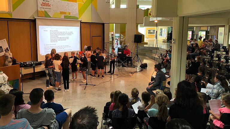 Kabarettist Matthias Walz hat die Schülerinnen und Schüler in der Konrad-Querfurt-Mittelschule zu dem von ihm umgedichteten 'Viel zu viel Müll' auf dem Klavier begleitet. Kabarettist Matthias Walz hat die Schülerinnen und Schüler in der Konrad-Querfurt-Mittelschule zu dem von ihm umgedichteten 'Viel zu viel Müll' auf dem Klavier begleitet.