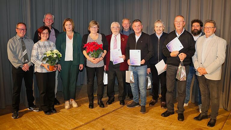 Auf dem Foto: 2. Vorsitzender Jürgen Brembs, Seniorenbeauftragte Martina Keller, 3. BM Manfred Peter, 1. BM Simone Seufert, Seniorenbeauftragte Jutta Pfister, Gerhard Schmitt, Alt-BM Arthur Arnold, Manfred Full, Herbert Rückert, Roland Glückler, 3. Vorsitzender Sotirios Stefanis, 1. Vorsitzender Peter Keller.