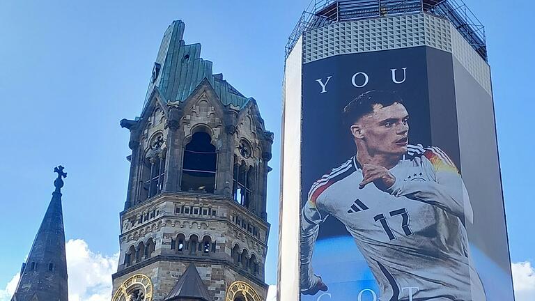 Kurz vorm dem Start der Fußball-EM besuchte die TVO-Reisegruppe Berlin. Kurz vorm dem Start der Fußball-EM besuchte die TVO-Reisegruppe Berlin.