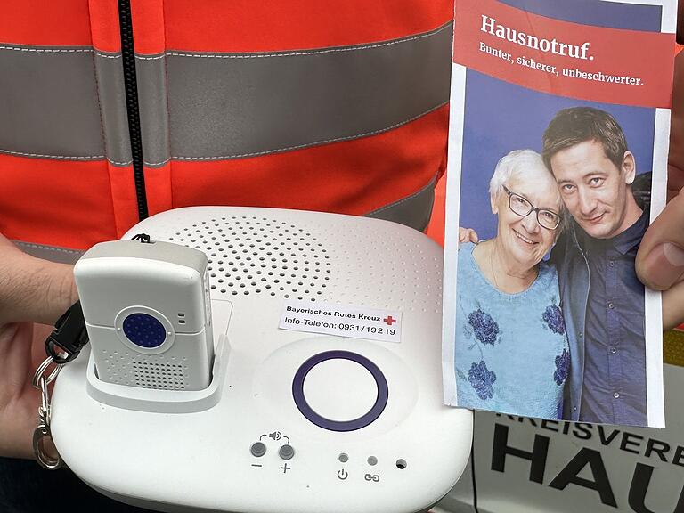 Diese Station steht in der Wohnung desjenigen, der eine Hausnotrufeinrichtung besitzt. Sollte das Festnetz ausfallen, kann der Anrufer über GPS erreicht werden. Diese Station steht in der Wohnung desjenigen, der eine Hausnotrufeinrichtung besitzt. Sollte das Festnetz ausfallen, kann der Anrufer über GPS erreicht werden.