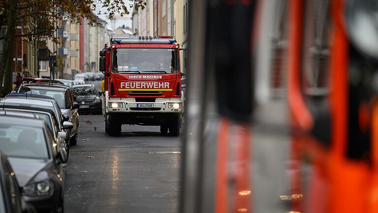 Mit viel Blaulicht sorgte die Feuerwehr am Hauptbahnhof in Würzburg für Aufsehen. Das steckt hinter dem Einsatz. Mit viel Blaulicht sorgte die Feuerwehr am Hauptbahnhof in Würzburg für Aufsehen. Das steckt hinter dem Einsatz.