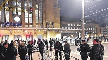 Polizisten bewachen am Mittwochabend den abgesperrten Bahnhof in Leipzig.