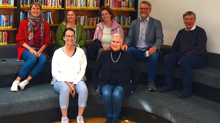 Auf der Lesetreppe der Bibliothek KIWI der Wirtschaftsfachoberschule Bruneck: (hintere Reihe, von links):&nbsp; Stefanie Brunner, Ilona Schraut, Sandra Schramm, Jochen Diel, Dr. Markus Fritz, (vordere Reihe, von links):&nbsp; Petra Gerhard, Anneheide Ehehalt.