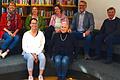 Auf der Lesetreppe der Bibliothek KIWI der Wirtschaftsfachoberschule Bruneck: (hintere Reihe, von links):&nbsp; Stefanie Brunner, Ilona Schraut, Sandra Schramm, Jochen Diel, Dr. Markus Fritz, (vordere Reihe, von links):&nbsp; Petra Gerhard, Anneheide Ehehalt.