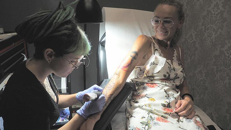 Neu in Kitzingen: Tattoo-Studio plus Kunst-Galerie in der Nähe des Marktplatzes. Im Bild sticht Vanja Buijec gerade ein Tattoo für Susanne Gundermann, die schon zum dritten Mal seit der Eröffnung im neuen Studio Kundin ist.